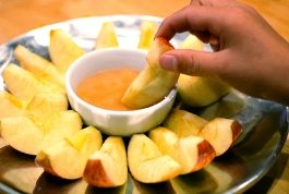 dipping-apples-in-honey-rosh-hashanah.jpg